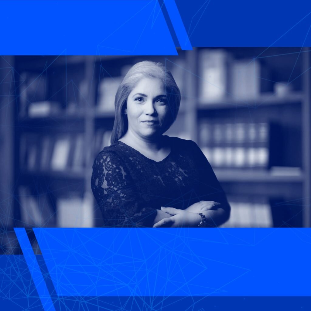 Template nas cores predominantemente azuis com a Advogada Fabiola Carneiro usando uma blusa de manga longa azul marinho, posando para a foto num fundo de uma biblioteca